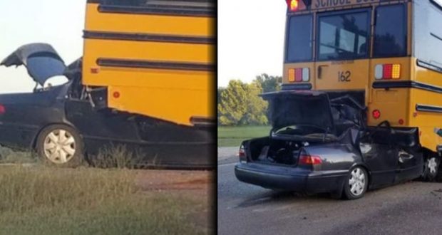 17-годишна се удря с колата си фатално в училищен автобус
