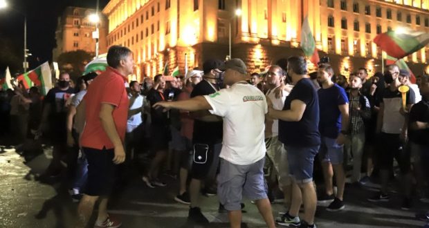 СДВР разпространи ВИДЕО от страховития екшън на протеста пред НС
