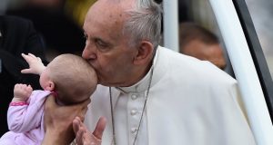 Папата целува бебе с тумор