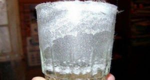 Поставих чаша с вода и сол в хола за да проверя дали имам лоша енергия у дома