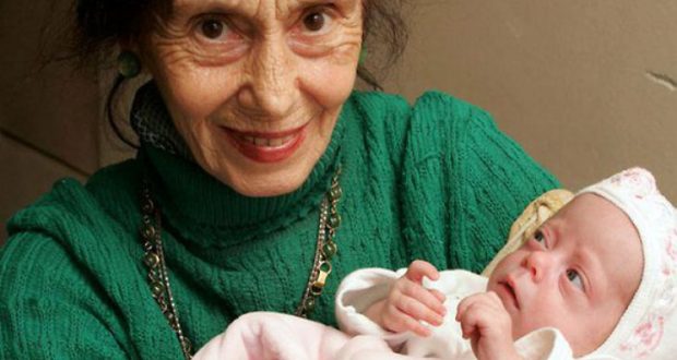 Помните ли първата жена която роди на 67 години?
