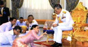 Тайният живот на краля на Тайланд: Пълзящи придворни