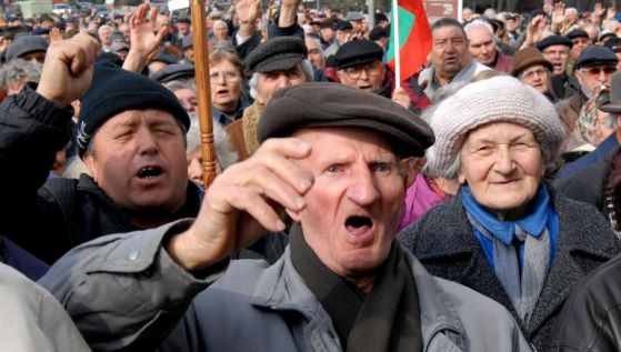 Жалката истина за България: Пенсионерите с 200 лв. пенсия майките с 40 лв. детски а непълнолетните роми с деца по 1400 лв