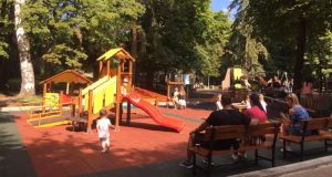 Майка от Пловдив взриви общността: Защо сополиви деца са на детската площадка?