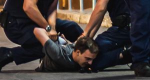 Невидимият случай на един бит арестуван и окован протестиращ