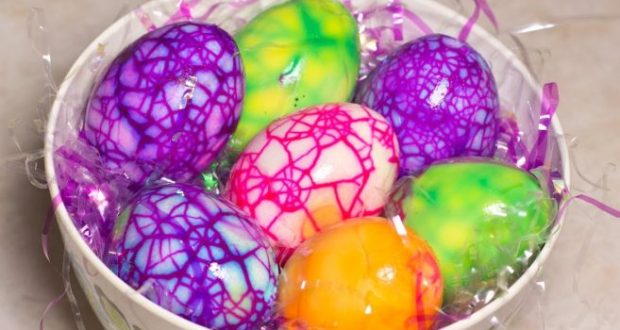 Яйцата боядисани с белтък греят в нежни пастелни цветове