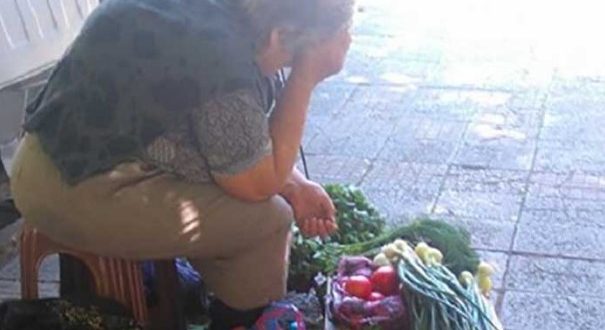 "Модна млада дама попита бабичка колко струва кошничка с ягоди... Бабата-продавач и отговори: