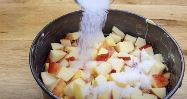 Ако имате 2 ябълки у дома непременно опитайте: Обърната торта с вкус на карамел - вкус-чудо за половин час: