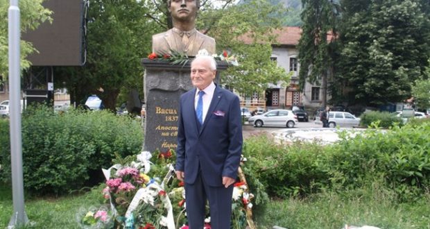 ПОКЛОН! 93-годишен счетоводител направи сам паметник на Васил Левски в Смолян