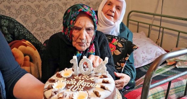 Баба Фатма чукна 104 г. с качамак и много работа