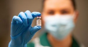 Гръмна страшен скандал след като медицинска сестра показа флакон от ваксина на COVID-19