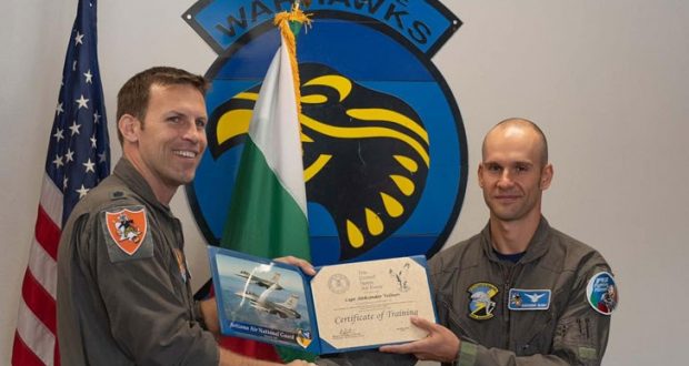 Кап. Александър Велинов е първият дипломиран пилот на Ф-16